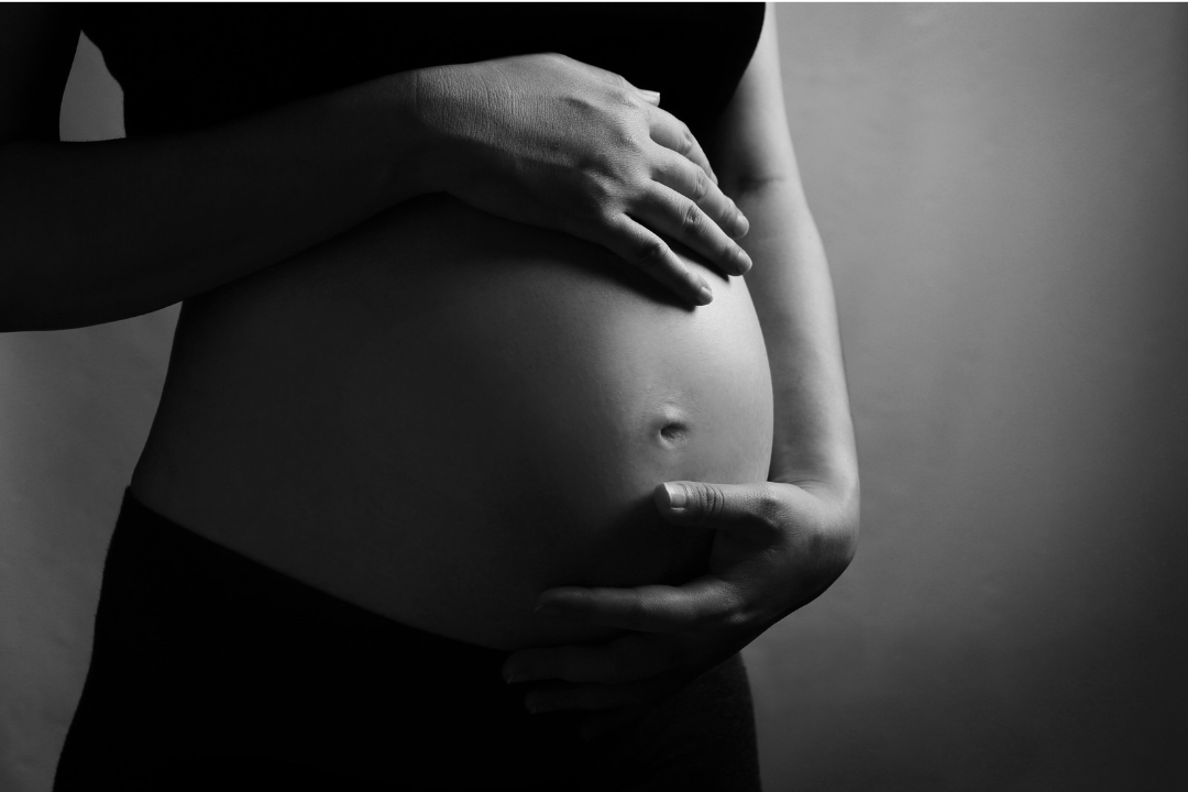 Gestante no segundo trimestre de gravidez segurando a barriga